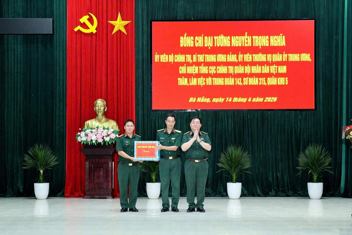 Đại tướng Nguyễn Trọng Nghĩa, Chủ nhiệm Tổng cục Chính trị tặng quà cho&nbsp; Trung đoàn 143,&nbsp;Sư đoàn 315. Ảnh: CV.