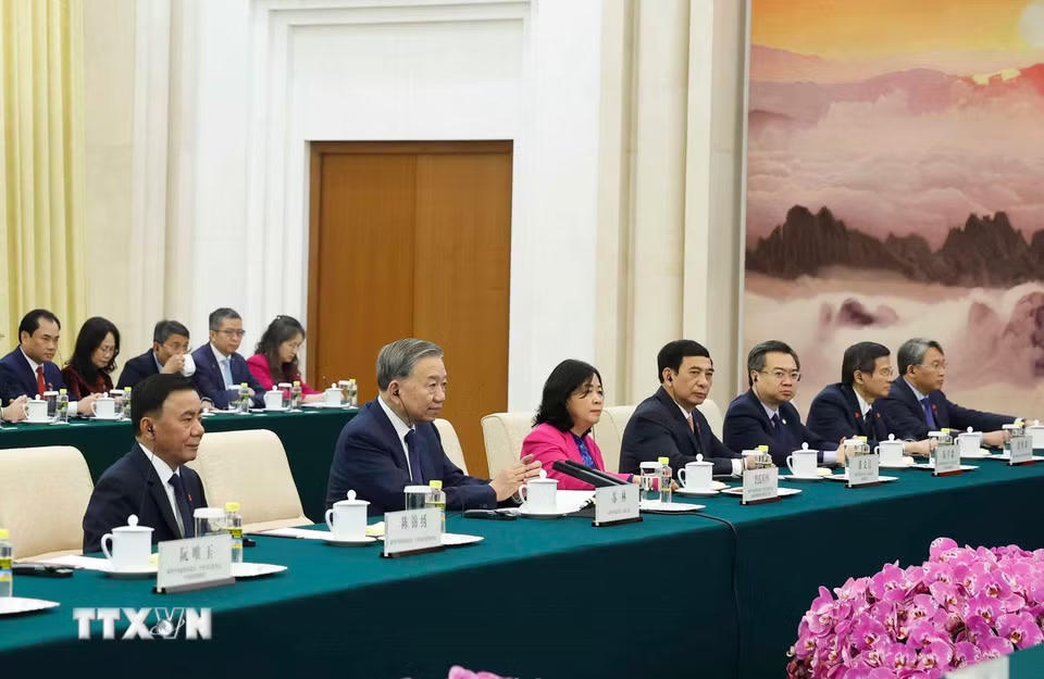 Tổng Bí thư, Chủ tịch nước Tô Lâm và thành viên đoàn Việt Nam tại cuộc hội kiến Chủ tịch Chính hiệp toàn quốc Trung Quốc Vương Hộ Ninh. (Ảnh: Thống Nhất/TTXVN)