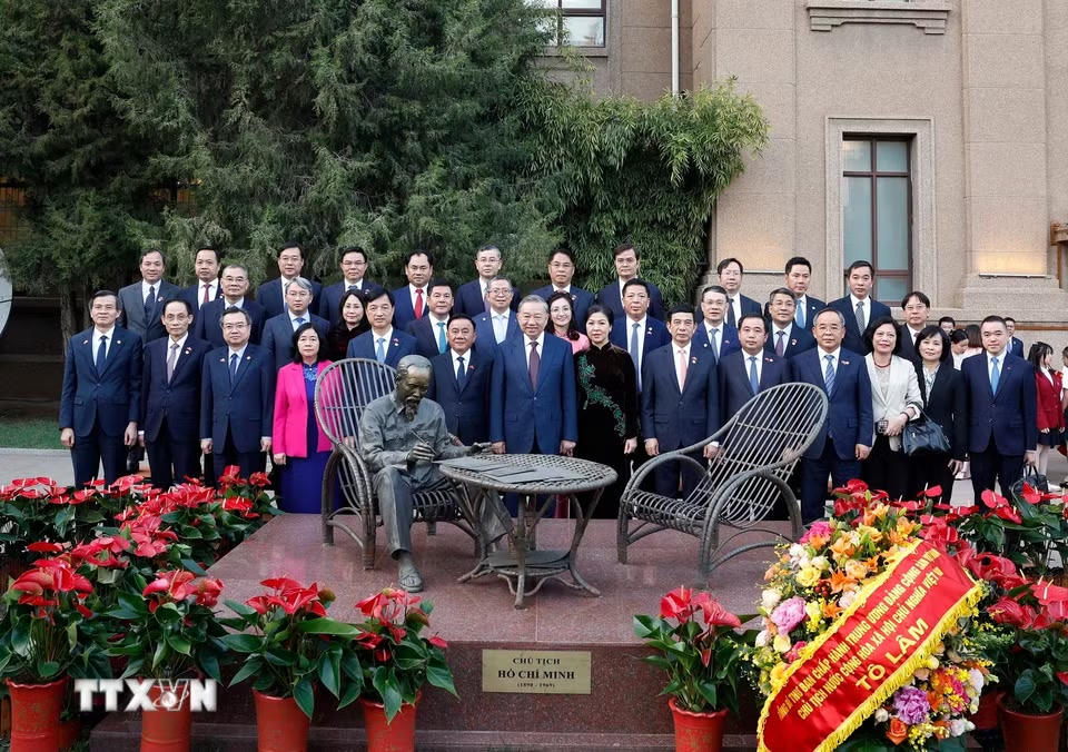 Tổng Bí thư, Chủ tịch nước Tô Lâm và Phu nhân với các đồng chí lãnh đạo Đảng, Nhà nước chụp ảnh lưu niệm tại bức tượng Chủ tịch Hồ Chí Minh trong khuôn viên Đại sứ quán. (Ảnh: Thống Nhất/TTXVN)