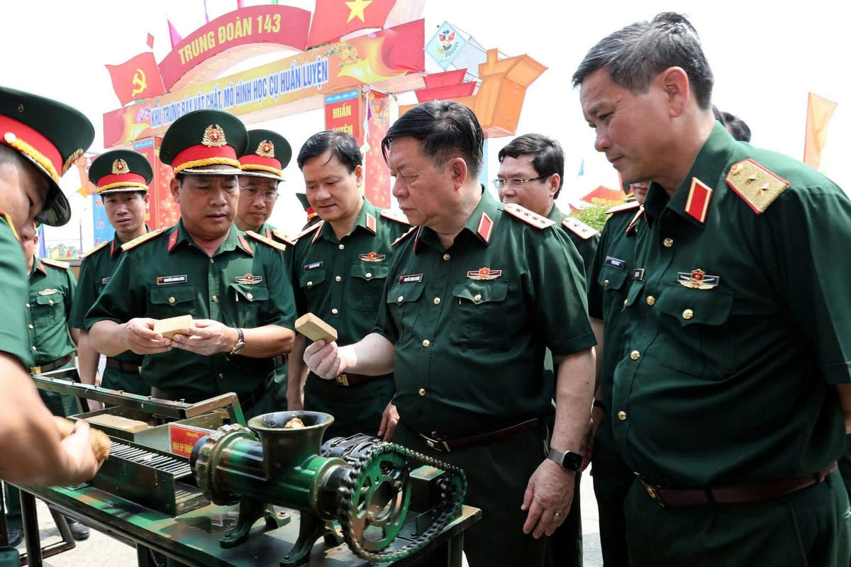 Đại tướng Nguyễn Trọng Nghĩa, Chủ nhiệm Tổng cục Chính trị thăm, kiểm tra tại Trung đoàn 143, Sư đoàn 315. Ảnh: CV.