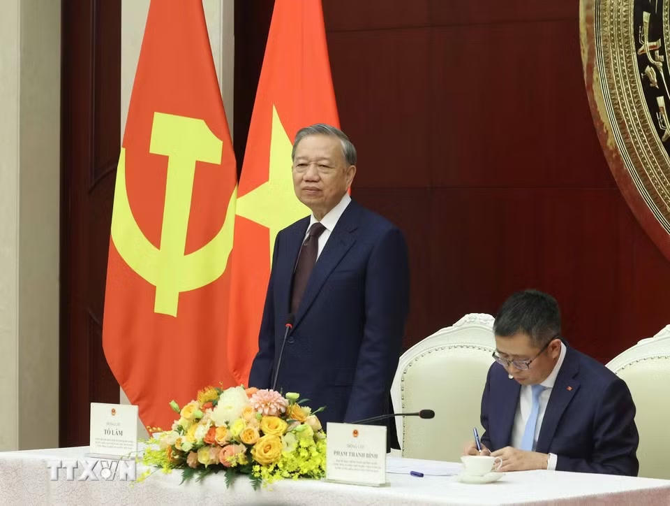 Tổng Bí thư, Chủ tịch nước Tô Lâm phát biểu tại buổi gặp mặt cán bộ nhân viên đại sứ quán và đại diện cộng đồng người Việt Nam tại Trung Quốc. (Ảnh: Thống Nhất/TTXVN)