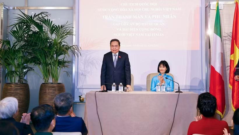 Chủ tịch Quốc hội Trần Thanh Mẫn nói chuyện với cán bộ Đại sứ quán và đại diện cộng đồng người Việt Nam tại Italia. (Ảnh: Doãn Tấn/TTXVN).