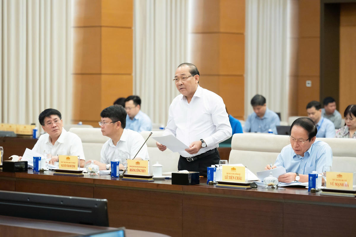 Phó Chủ tịch UBTƯ MTTQ Việt Nam Hoàng Công Thủy trình bày dự thảo Báo cáo của UBTƯ MTTQ Việt Nam tổng hợp ý kiến, kiến nghị của cử tri và Nhân dân gửi đến Kỳ họp thứ Nhất, Quốc hội khóa XVI