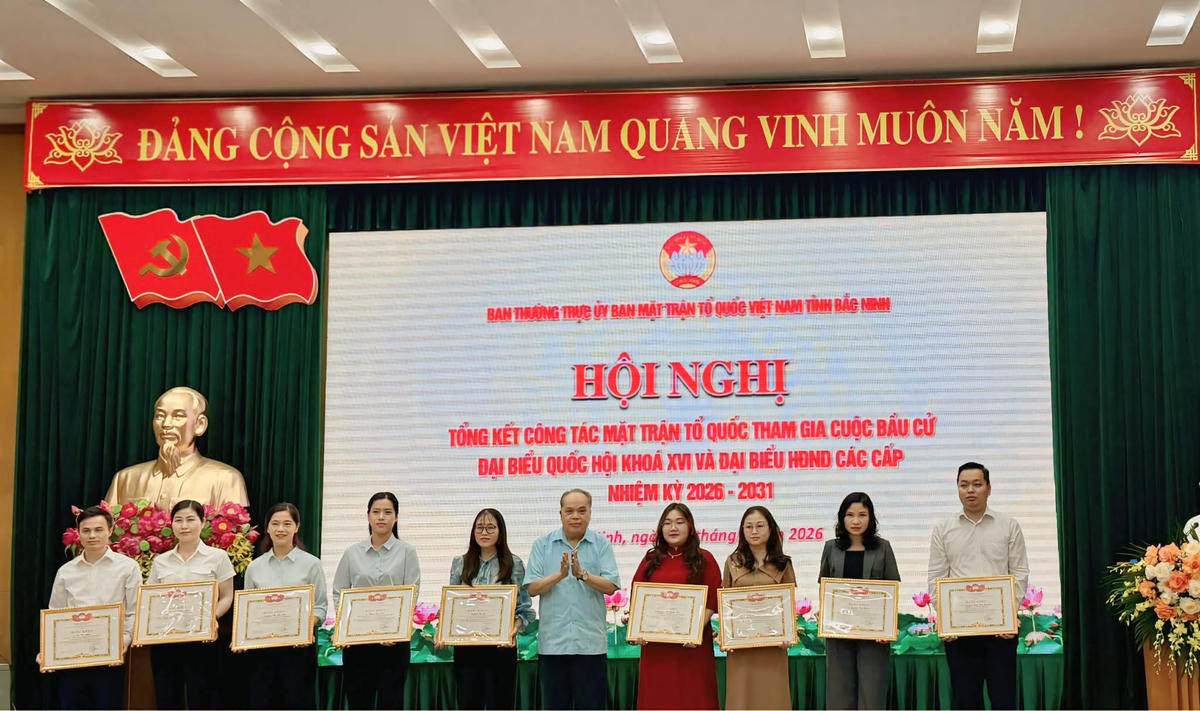 Nhiều tập thể, cá nhân được nhận bằng khen của Uỷ ban MTTQ tỉnh Bắc Ninh vì có thành tích xuất sắc trong công tác bầu cử. Ảnh: T.N