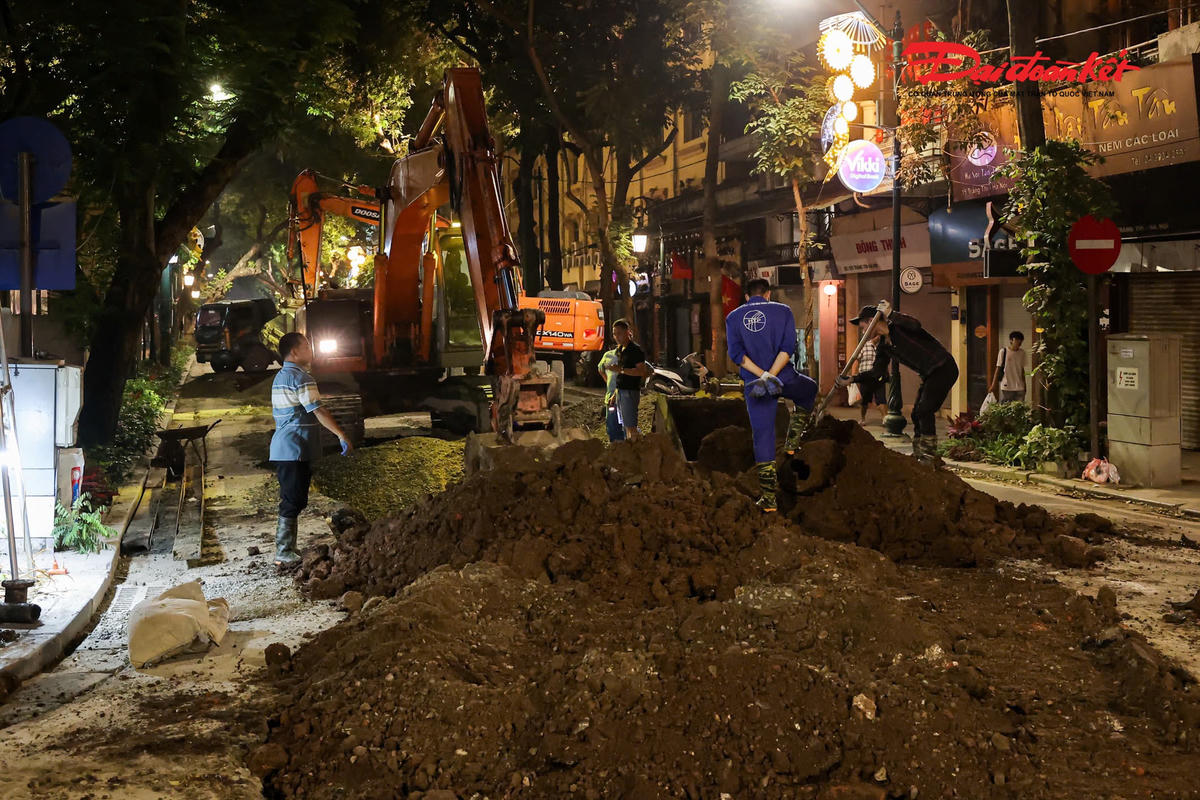 Ghi nhận tại phố Tràng Thi, khu vực gần nút giao Quang Trung, dự án đang được triển khai lắp đặt các tuyến cống hộp, bảo đảm tiến độ đề ra.