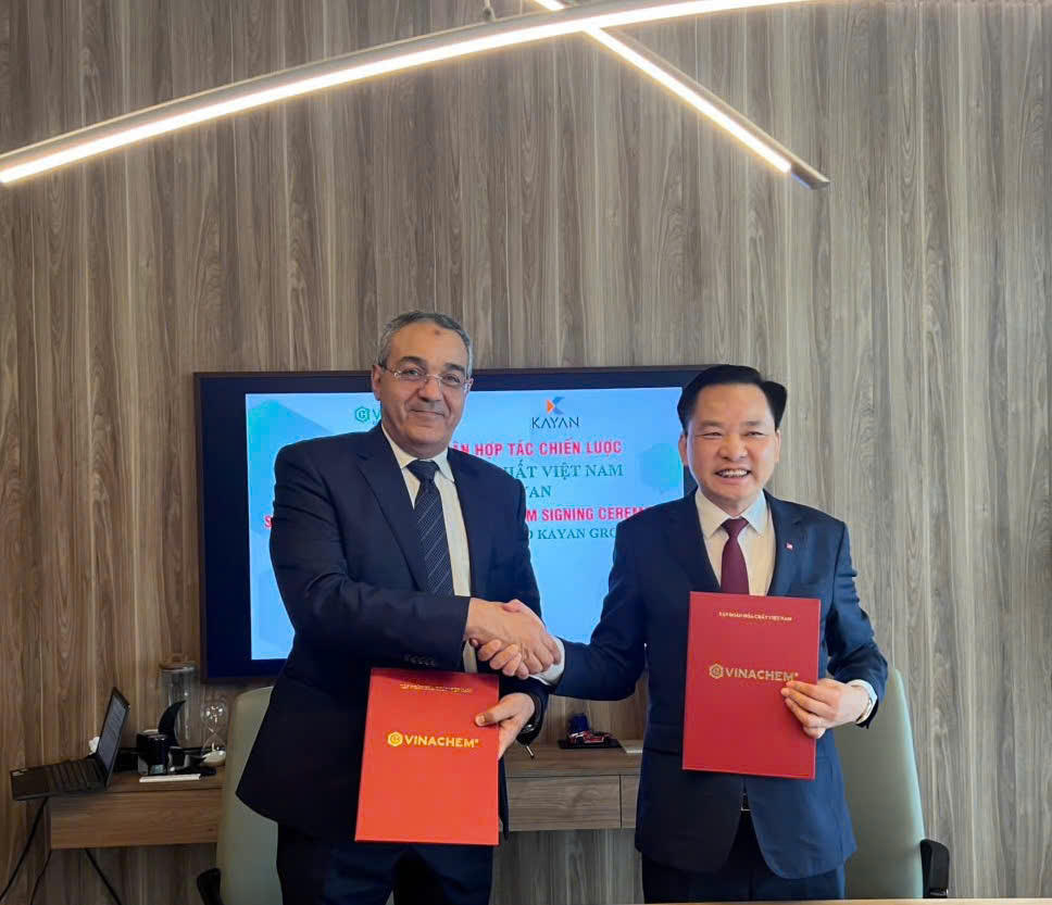Ông Nguyễn Hữu Tú - Tổng Giám đốc Vinachem và ông Hatem Elgamal - Chủ tịch Kayan Group trao đổi tại lễ ký kết Biên bản ghi nhớ hợp tác chiến lược giữa hai bên