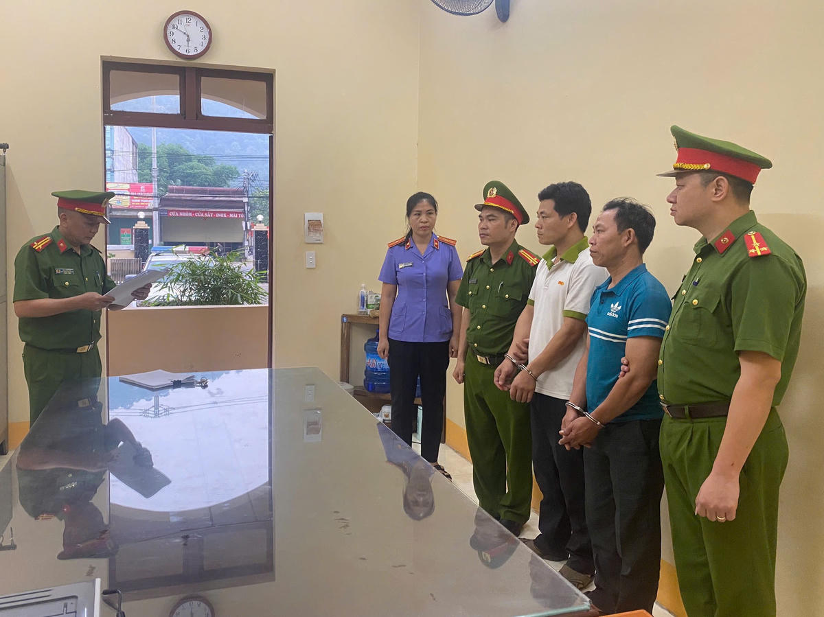 Lực lượng chức năng thực hiện các biện pháp tố tụng đối với đối tượng Học và Sy. Ảnh: Công an tỉnh Tuyên Quang