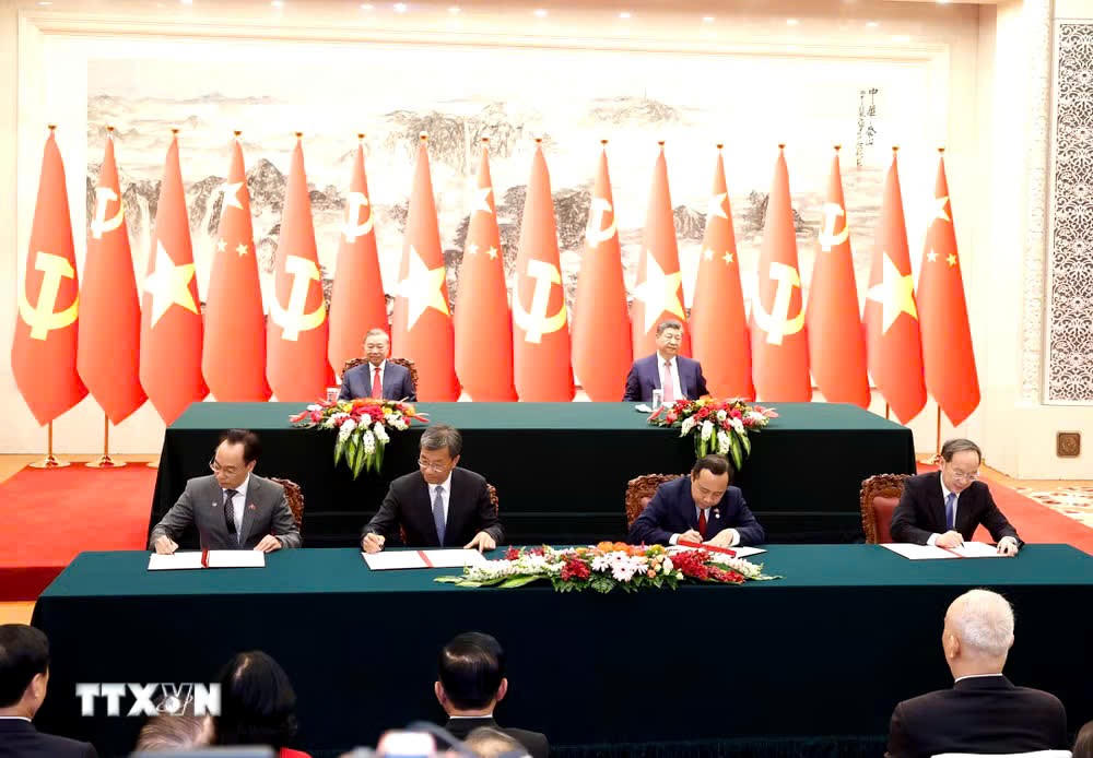 Lễ ký Bản Ghi nhớ về hợp tác giáo dục nghề nghiệp giữa Bộ Giáo dục và Đào tạo Việt Nam với Bộ Giáo dục Trung Quốc và ký Bản ghi nhớ về hợp tác trong lĩnh vực công nghệ số giữa Bộ Khoa học và Công nghệ Việt Nam với Bộ Công nghiệp và Công nghệ thông tin Trung Quốc. (Ảnh: Thống Nhất/TTXVN).