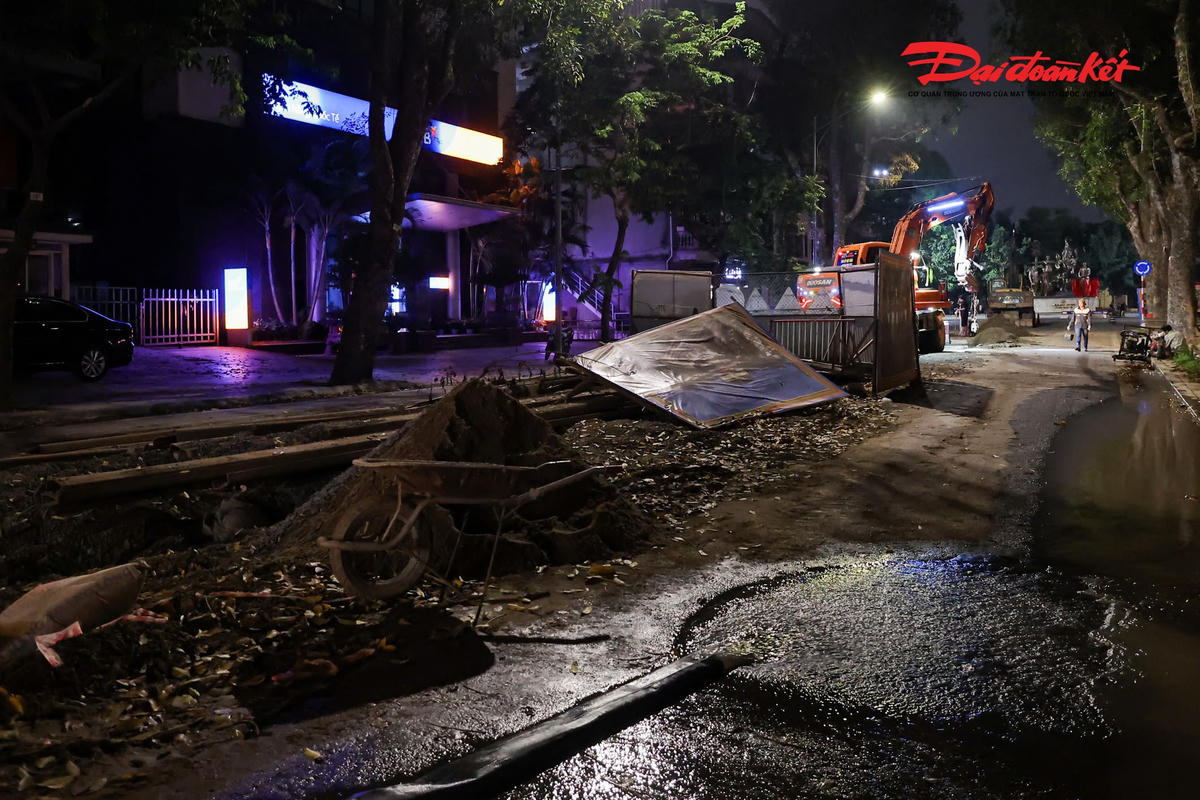 Chạy đua từng giờ “xóa ngập” phố cổ Hà Nội trước mùa mưa