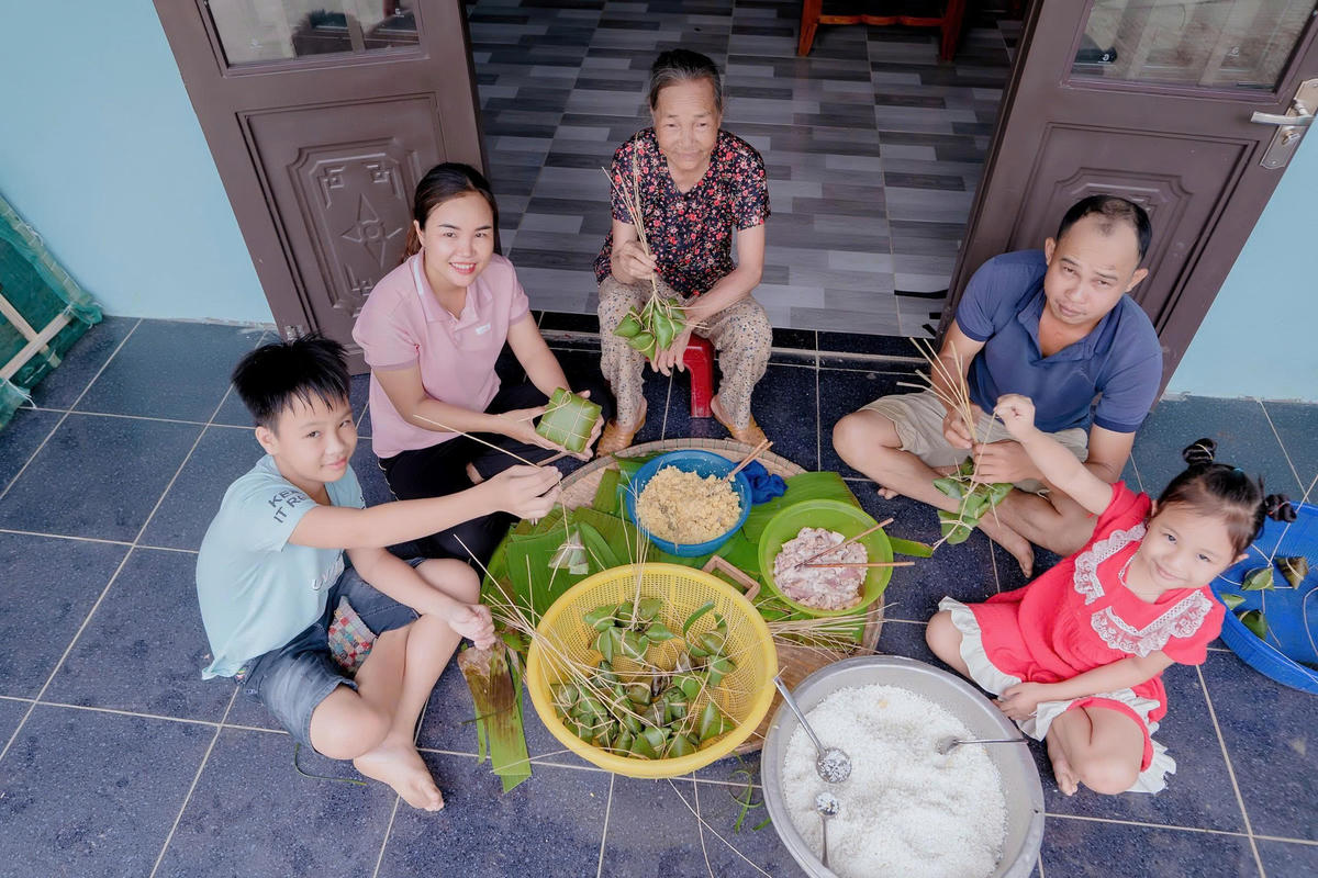 Gia đình chị Nguyễn Thị Hằng đang làm bánh chưng, bánh ú, bánh tét để phục vụ lễ hội. Ảnh: CV.
