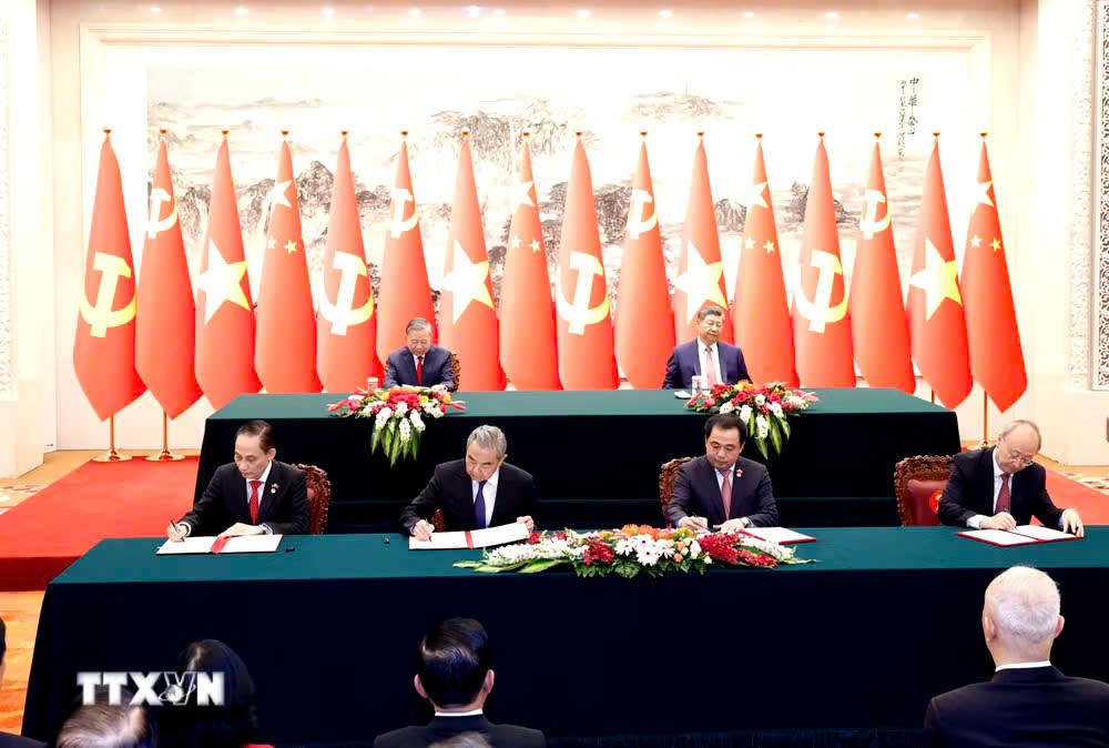 Đồng chí Lê Hoài Trung, Ủy viên Bộ Chính trị, Bộ trưởng Ngoại giao và đồng chí Vương Nghị, Ủy viên Bộ Chính trị, Bộ trưởng Ngoại giao Trung Quốc ký Bản ghi nhớ về hợp tác trong khuôn khổ Sáng kiến an ninh toàn cầu giữa Chính phủ hai nước; đồng chí Trần Đức Thắng, Ủy viên Bộ Chính trị, Bí thư Thành ủy Hà Nội và đồng chí Doãn Lực, Ủy viên Bộ Chính trị, Bí thư Thành ủy Bắc Kinh ký Bản Ghi nhớ hợp tác hai thủ đô Hà Nội và Bắc Kinh, giai đoạn 2026-2030. (Ảnh: Thống Nhất/TTXVN).