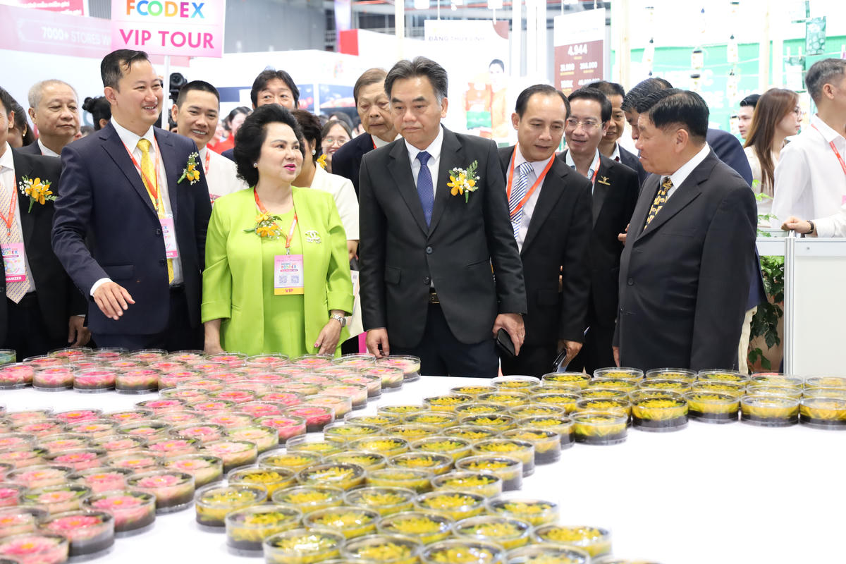 Lãnh đạo UBND TP Hồ Chí Minh tham quan các gian hàng. Ảnh: P.Q