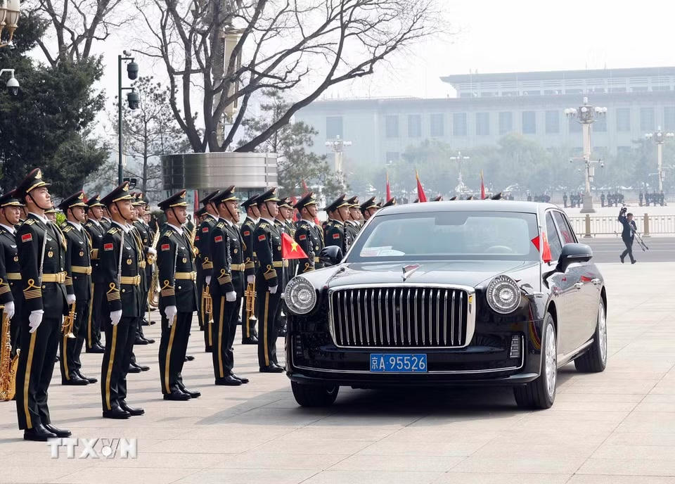 Xe chở Tổng Bí thư, Chủ tịch nước Tô Lâm và Phu nhân tiến vào Đại Lễ đường Nhân dân. (Ảnh: Thống Nhất/TTXVN)