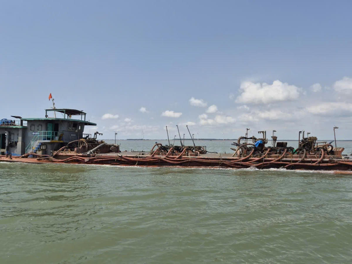 Phương tiện chở khoảng 1.450 m3 cát san lấp không có giấy tờ hợp pháp bị lực lượng chức năng phát hiện trong quá trình tuần tra trên sông Cổ Chiên. Ảnh Xuân Lộc