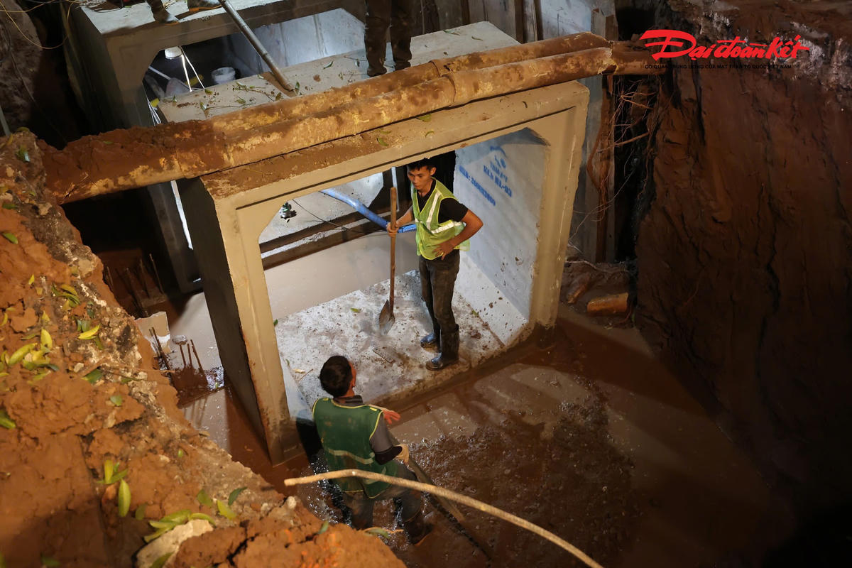 Chạy đua từng giờ “xóa ngập” phố cổ Hà Nội trước mùa mưa