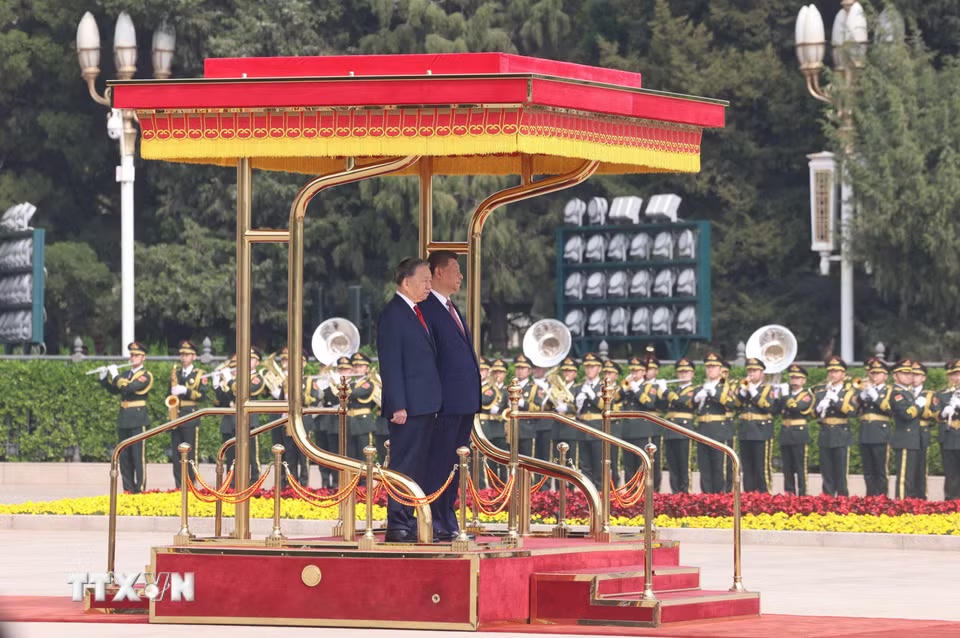 Tổng Bí thư, Chủ tịch nước Tô Lâm và Tổng Bí thư, Chủ tịch nước Trung Quốc Tập Cận Bình trên bục danh dự, nghe Quân nhạc cử Quốc thiều hai nước. (Ảnh: Thống Nhất/TTXVN)