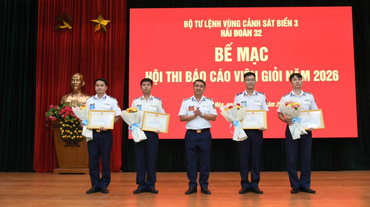 Trao giải cho các thí sinh đạt giải tại hội thi. Ảnh: Hữu Nội.