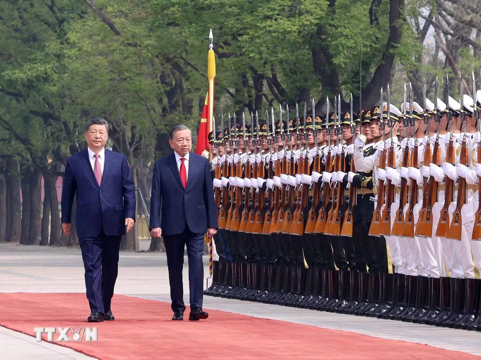 Tổng Bí thư, Chủ tịch nước Tô Lâm và Tổng Bí thư, Chủ tịch nước Trung Quốc Tập Cận Bình duyệt Đội danh dự Quân giải phóng Nhân dân Trung Quốc. (Ảnh: Thống Nhất/TTXVN)