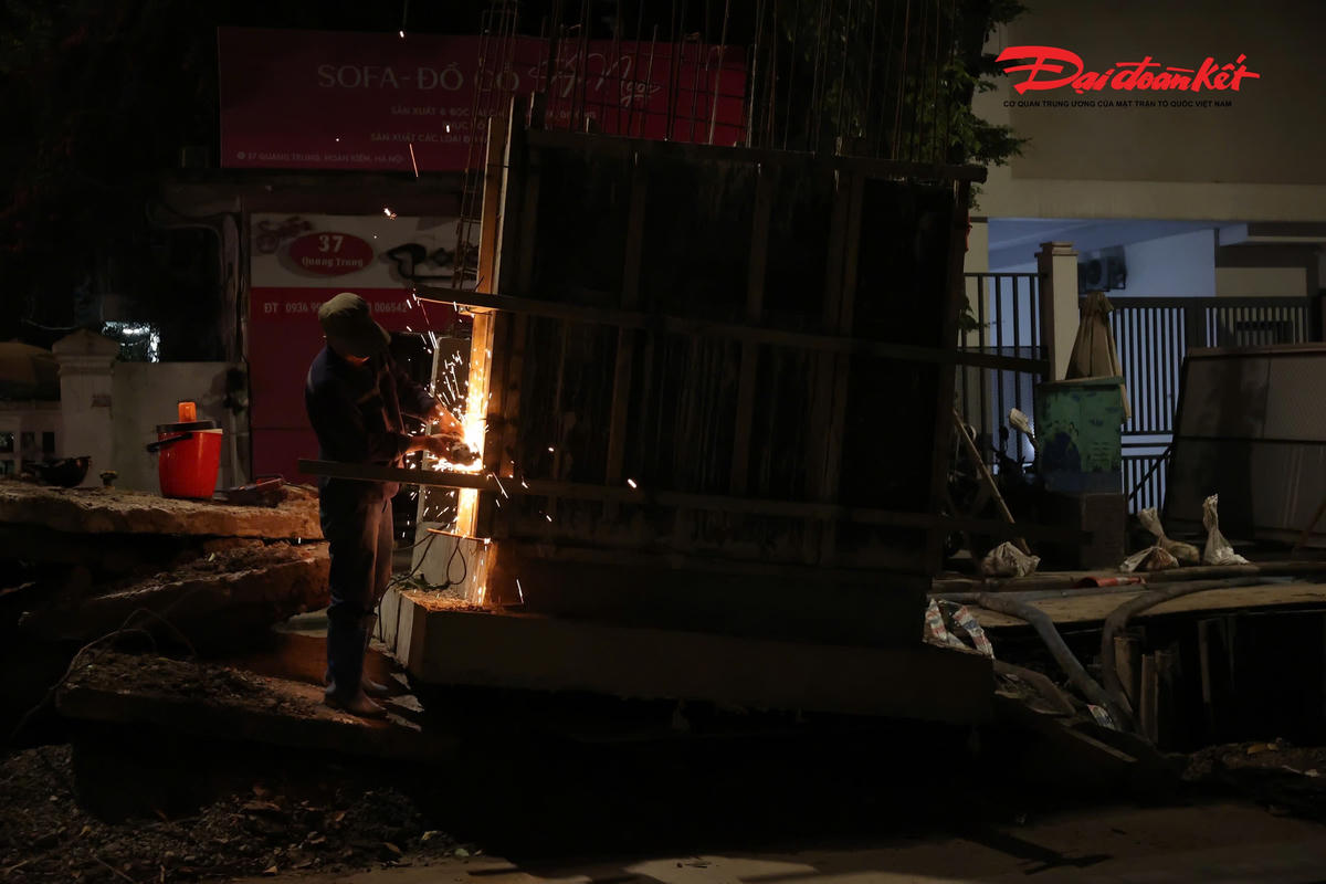 Chạy đua từng giờ “xóa ngập” phố cổ Hà Nội trước mùa mưa