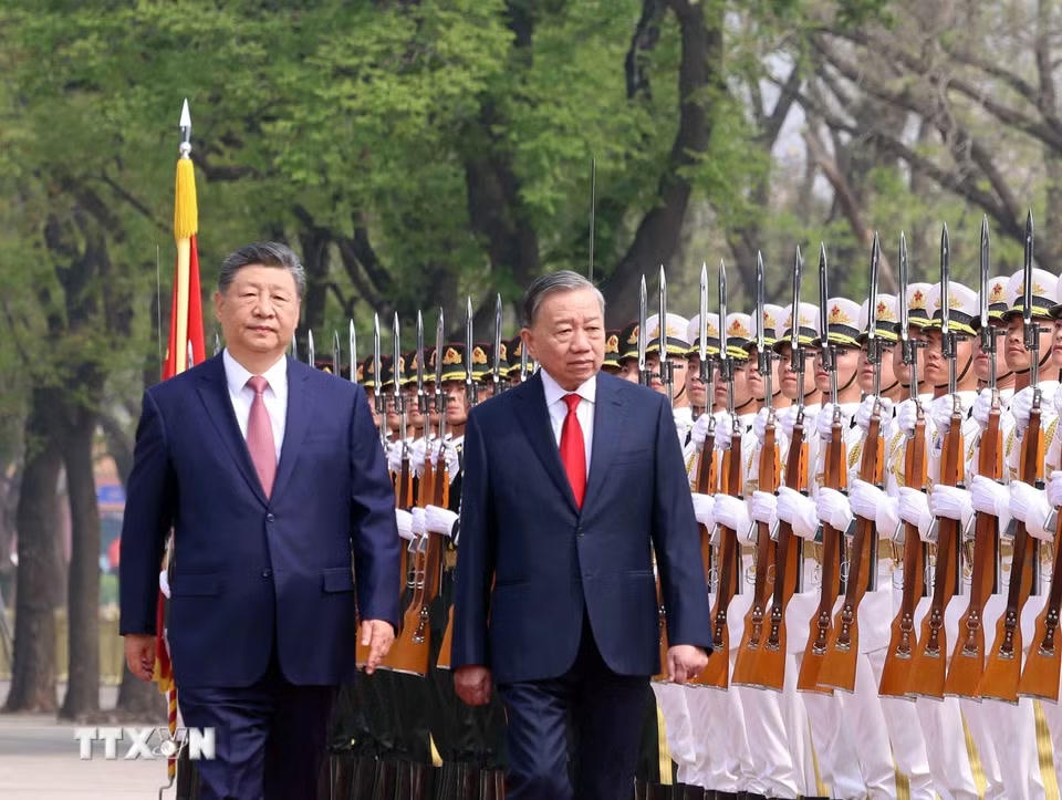 Tổng Bí thư, Chủ tịch nước Tô Lâm và Tổng Bí thư, Chủ tịch nước Trung Quốc Tập Cận Bình duyệt Đội danh dự Quân giải phóng Nhân dân Trung Quốc. (Ảnh: Thống Nhất/TTXVN)