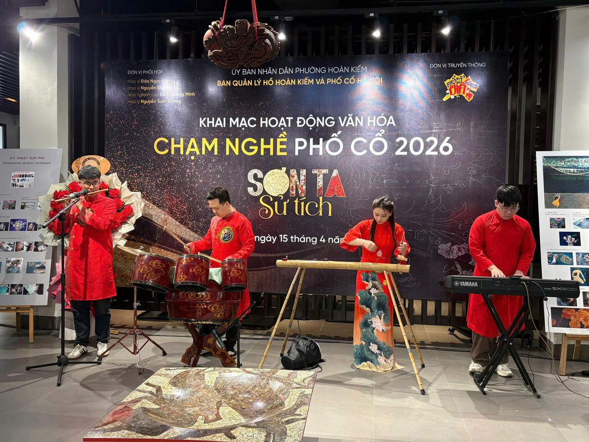 &nbsp;Tiết mục biểu diễn nhạc cụ truyền thống chào mừng lễ khai mạc tại Trung tâm Giao lưu văn hóa Phố cổ Hà Nội.