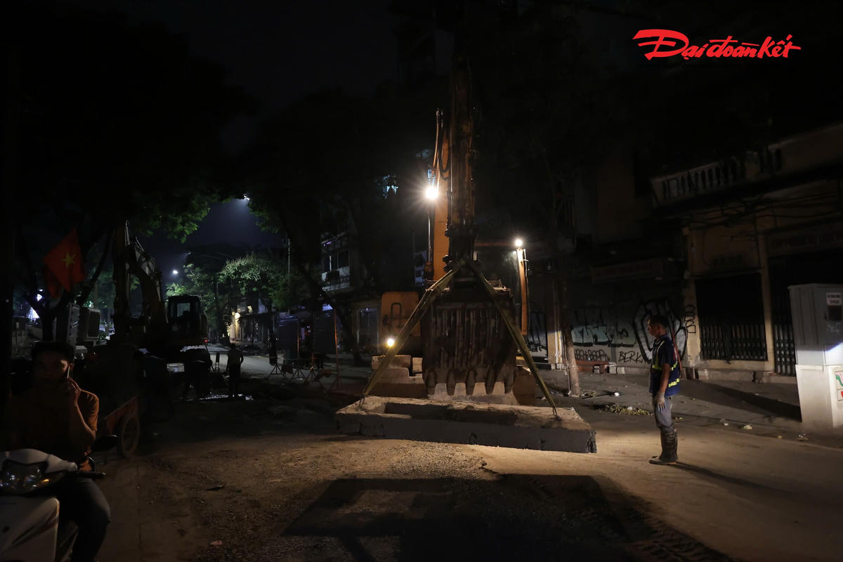 Chạy đua từng giờ “xóa ngập” phố cổ Hà Nội trước mùa mưa