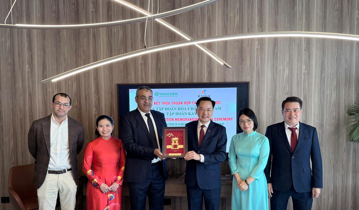 Đại diện Vinachem và Kayan Group chụp ảnh lưu niệm tại lễ ký kết Biên bản ghi nhớ hợp tác