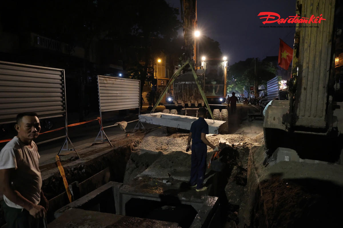 Chạy đua từng giờ “xóa ngập” phố cổ Hà Nội trước mùa mưa