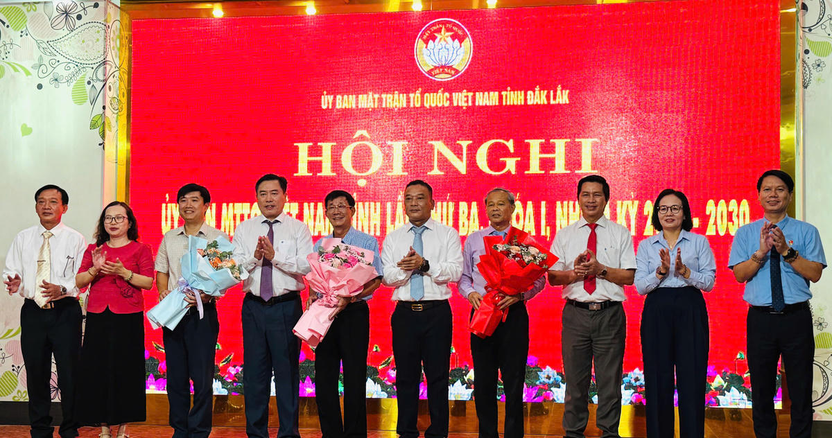 Ban tổ chức tặng hoa chúc mừng các vị Ủy viên và Phó Chủ tịch  Ủy ban MTTQ Việt Nam tỉnh. Ảnh: Thanh Nga.