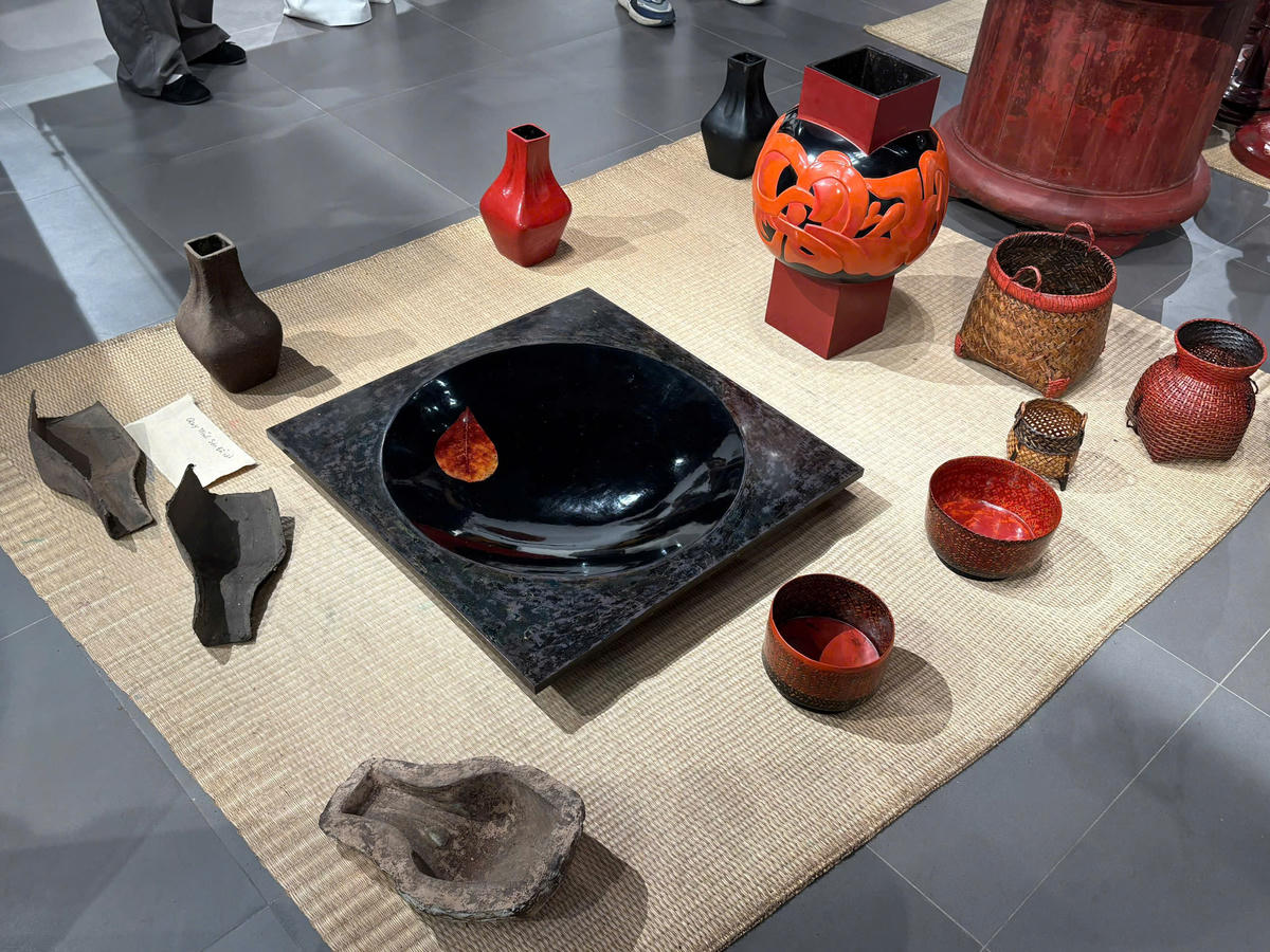 Các tác phẩm sơn mài và thủ công mỹ nghệ tinh xảo mang phong cách đương đại Việt Nam.