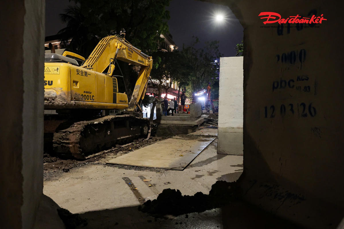 Chạy đua từng giờ “xóa ngập” phố cổ Hà Nội trước mùa mưa