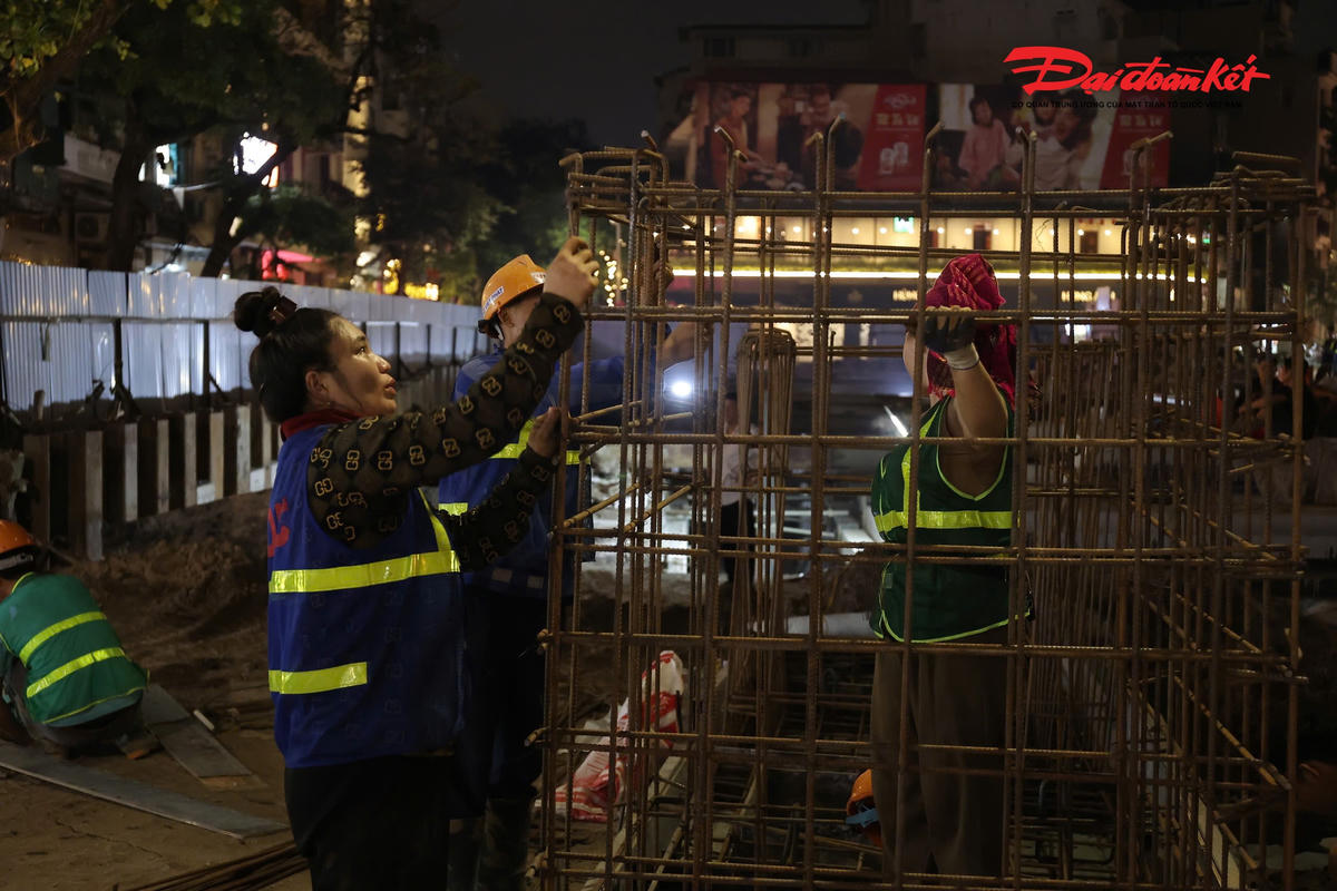 Bất kể ngày đêm, các công nhân thi công khẩn trương, dốc toàn lực đẩy nhanh tiến độ, quyết tâm hoàn thành dự án đúng kế hoạch.