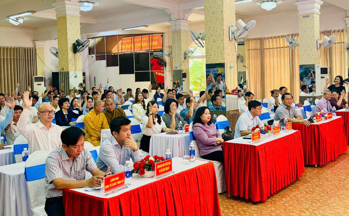 Hội nghị đã biểu quyết thống nhất giới thiệu ông Phạm Quang Hùng tham gia Ban Thường trực và cử giữ chức danh Phó Chủ tịch Ủy ban MTTQ Việt Nam tỉnh Đắk Lắk khóa I, nhiệm kỳ 2025 - 2030. Ảnh: Thanh Nga.