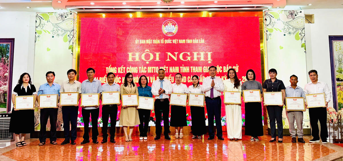 Ủy ban MTTQ Việt Nam tỉnh tặng Bằng khen cho các tập thể, cá nhân có thành tích xuất sắc trong công tác tham gia cuộc bầu cử đại biểu Quốc hội và đại biểu HĐND các cấp, nhiệm kỳ 2026 - 2031.Thanh Nga.