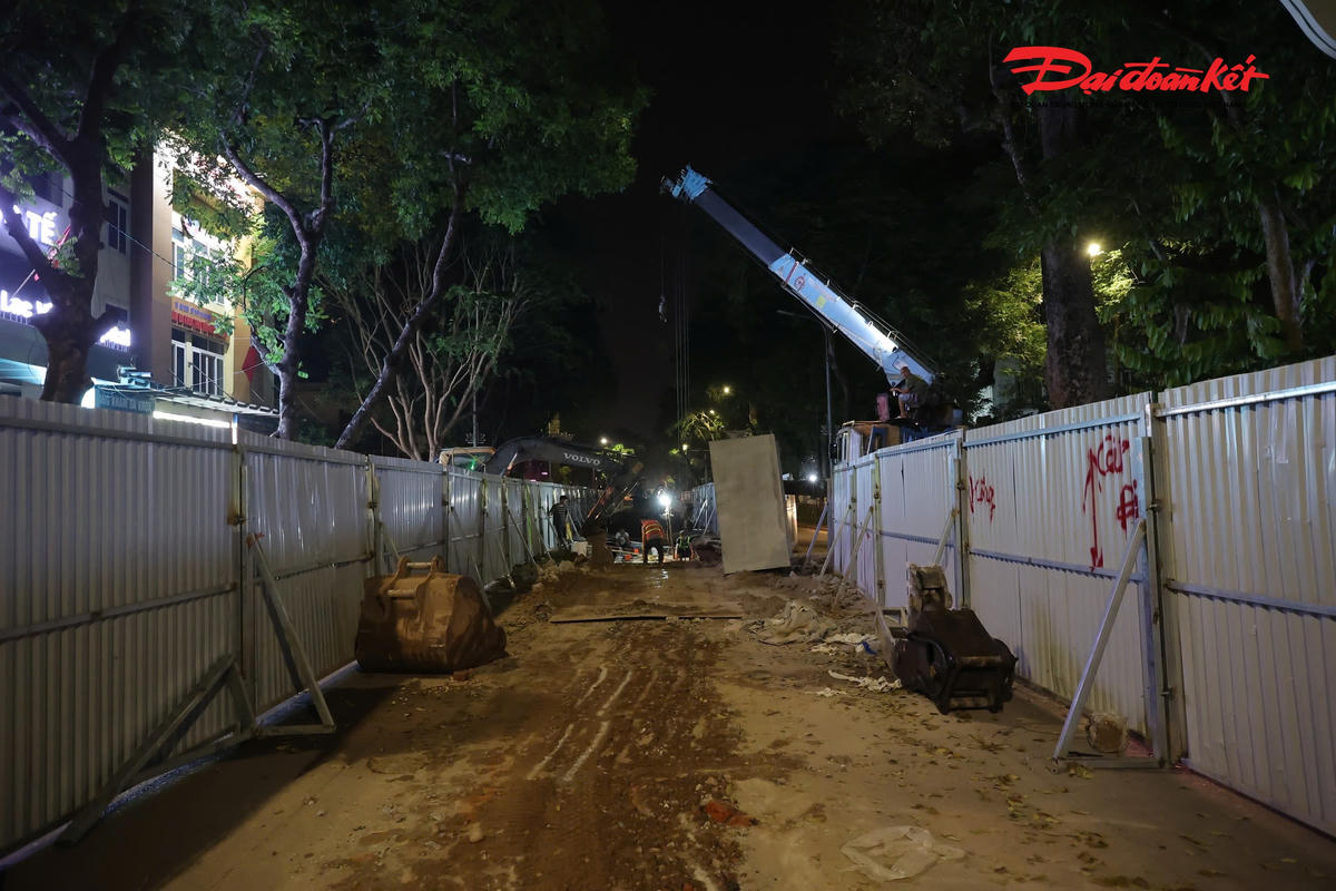 Ghi nhận tại phố Phan Chu Trinh, máy móc hoạt động liên tục, các đốt cống hộp được lắp đặt khẩn trương, bảo đảm tiến độ.