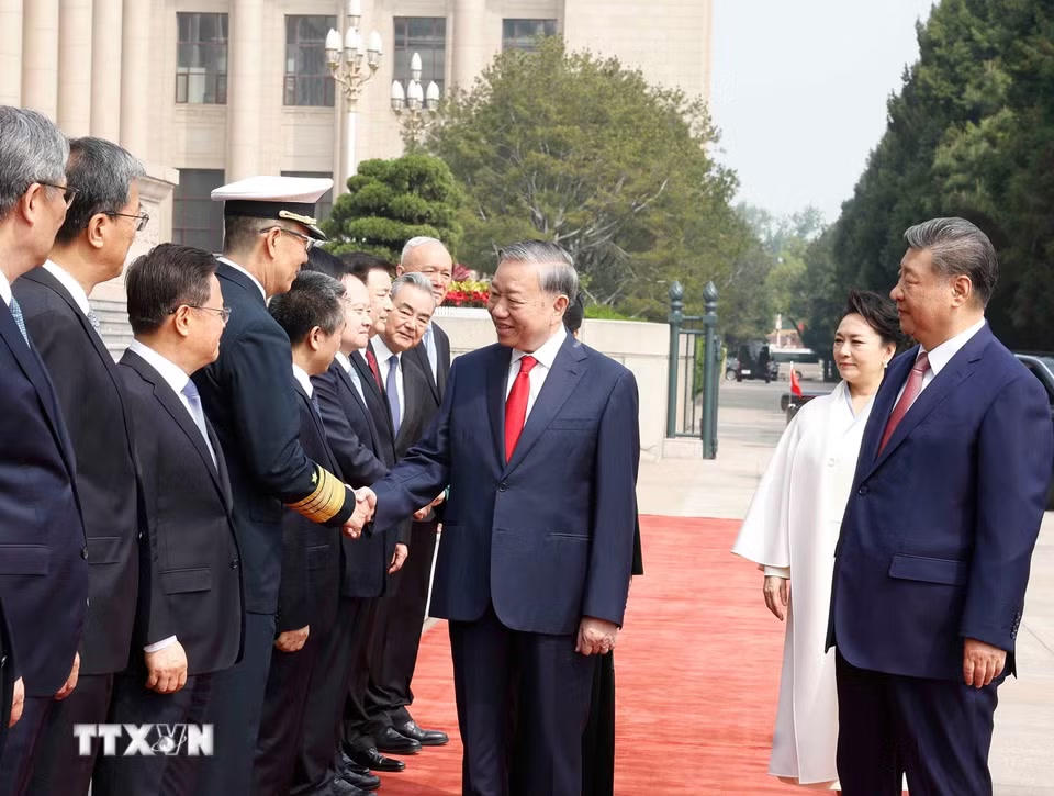 Tổng Bí thư, Chủ tịch nước Tô Lâm với thành viên chính thức Đoàn Trung Quốc tại Lễ đón. (Ảnh: Thống Nhất/TTXVN)