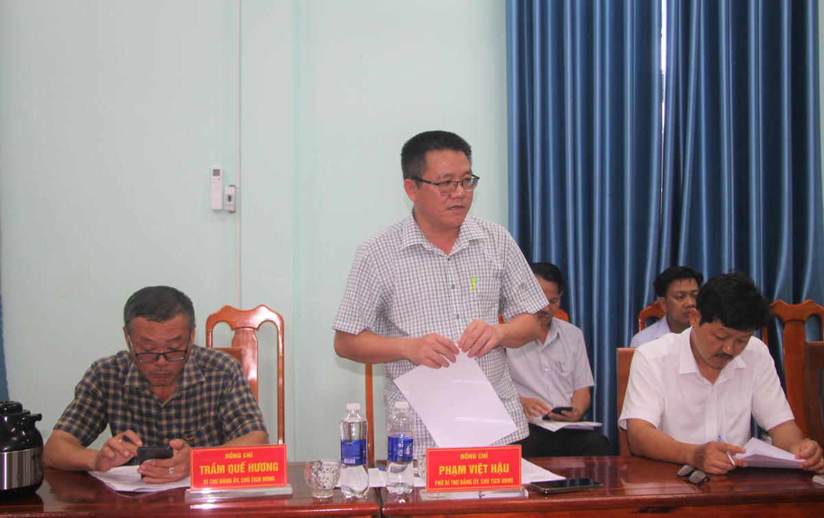 Ông Phạm Việt Hậu, Chủ tịch UBND xã Sơn Cẩm Hà phát biểu tại buổi làm việc. Ảnh: Chí Đại.