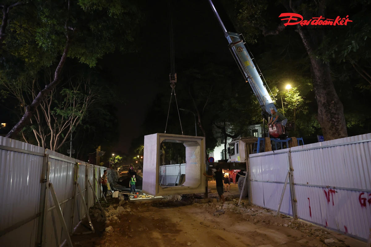 Chạy đua từng giờ “xóa ngập” phố cổ Hà Nội trước mùa mưa