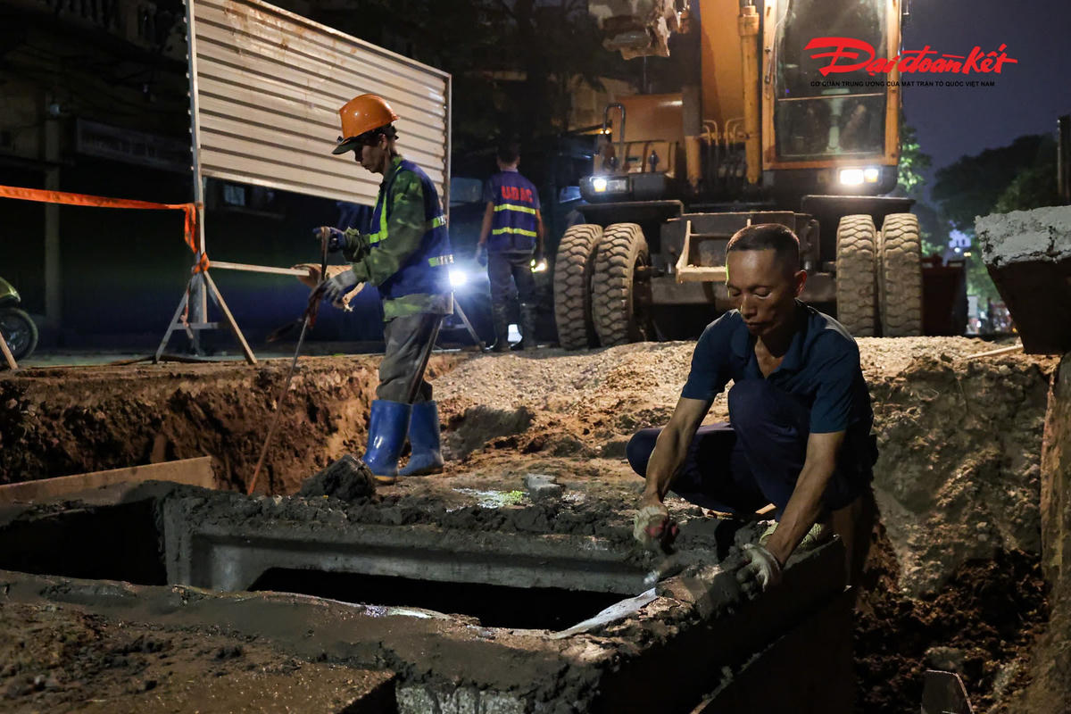 Chạy đua từng giờ “xóa ngập” phố cổ Hà Nội trước mùa mưa