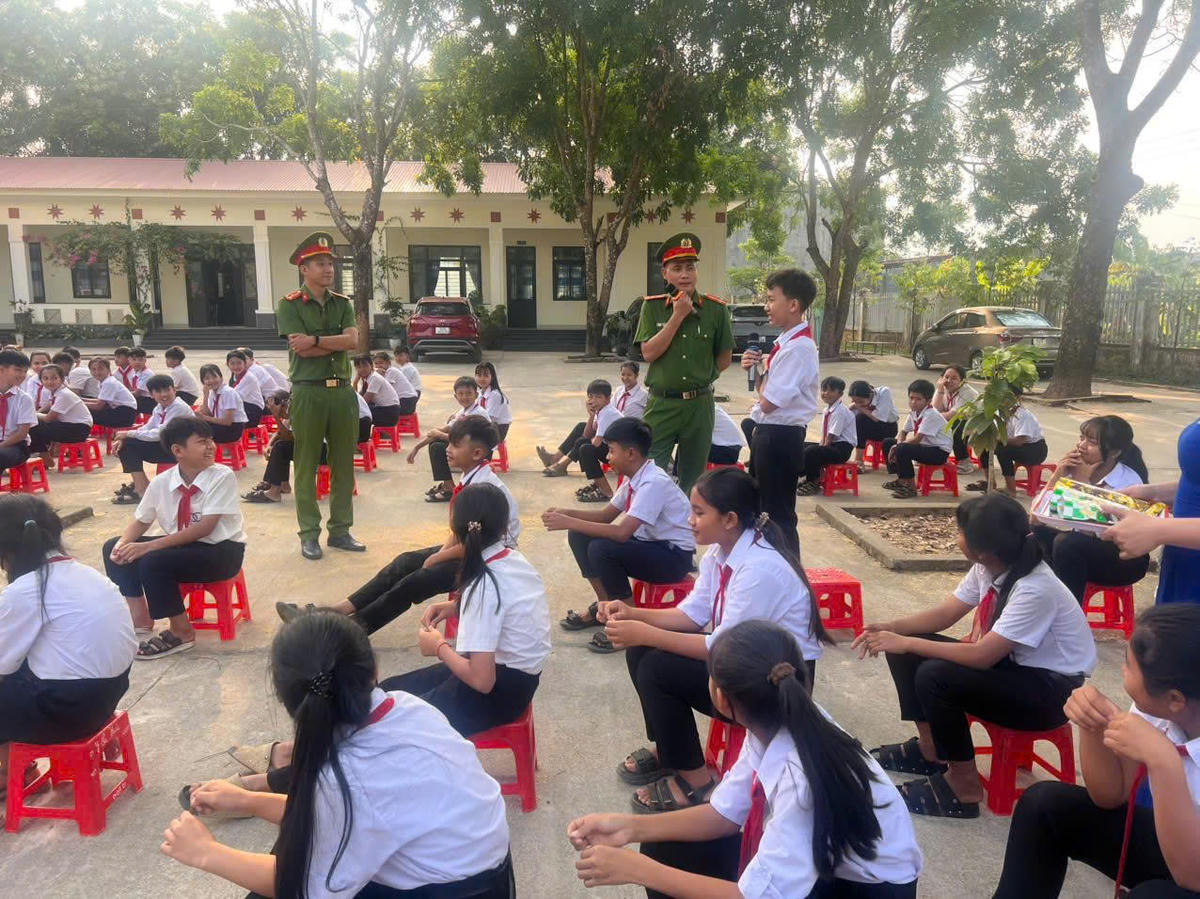 Buổi tuyên truyền phòng, chống đuối nước tại Trường TH-THCS Đắk Dụ (Quảng Ngãi). Ảnh: Nguyễn Liên.