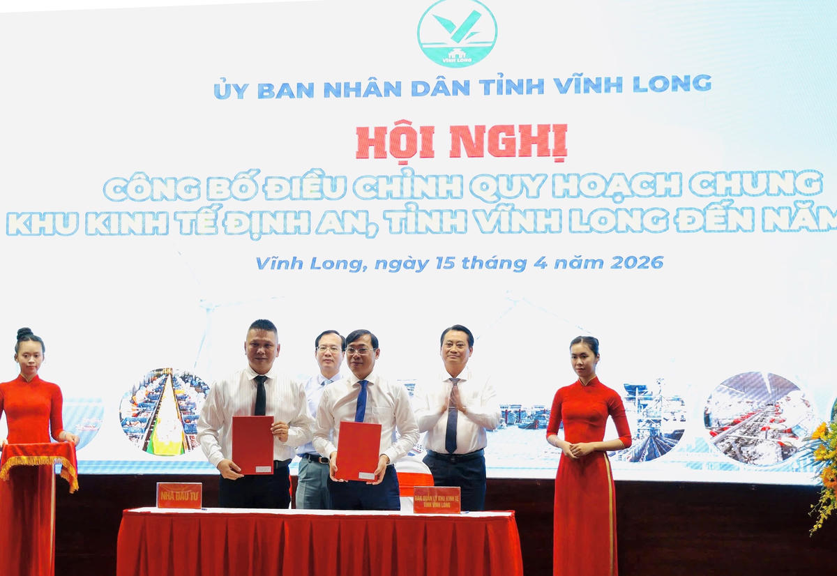 Lãnh đạo tỉnh chứng kiến ký kết ghi nhớ giữa doanh nghiệp và Ban Quản lý Khu Kinh tế tỉnh. Ảnh Tô Thắm
