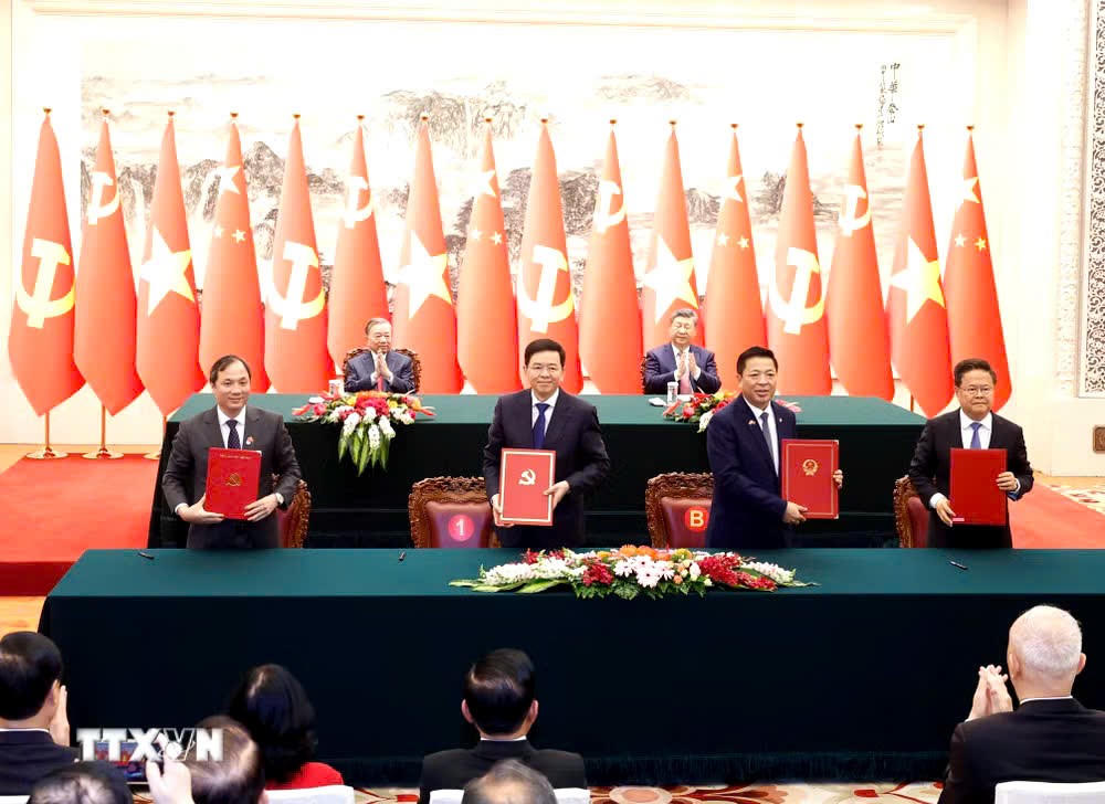 Lễ ký Bản ghi nhớ hợp tác giữa Ban Tổ chức Trung ương Đảng Cộng sản Việt Nam và Ban Tổ chức Trung ương Đảng Cộng sản Trung Quốc và ký Bản ghi nhớ giữa Bộ Xây dựng Việt Nam và Ủy ban Phát triển và Cải cách Quốc gia Trung Quốc về triển khai hợp tác đào tạo đường sắt để tăng cường năng lực cho nhân lực đường sắt Việt Nam. (Ảnh: Thống Nhất/TTXVN).