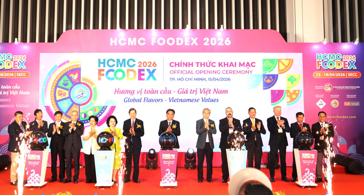 Lãnh đạo UBND TP Hồ Chí Minh cùng các sở, ngành liên quan khai mạc triển lãm. Ảnh: P.Q