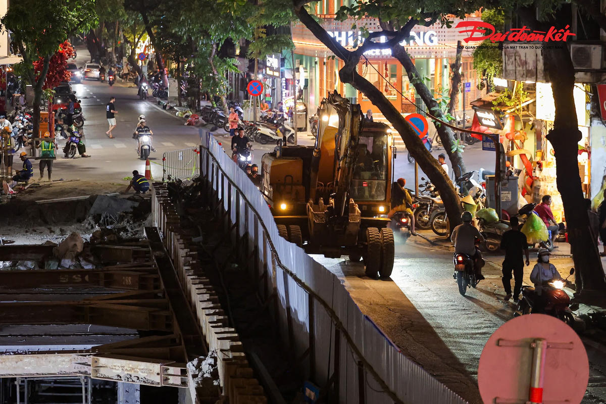 Về tiến độ, ông Hoàng Quốc Khánh, Phó chỉ huy công trường cho biết, các hạng mục khó như ép cọc cừ Larsen, thi công móng và di dời công trình ngầm đã hoàn thành 100%. Hiện công tác lắp đặt cống đạt 22/84 đốt, dự kiến hoàn thiện vào khoảng ngày 26/4.