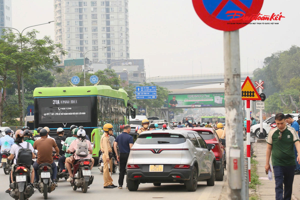 Hà Nội siết chặt xử lý vi phạm dừng, đỗ xe, quyết “gỡ điểm nghẽn” ùn tắc giao thông