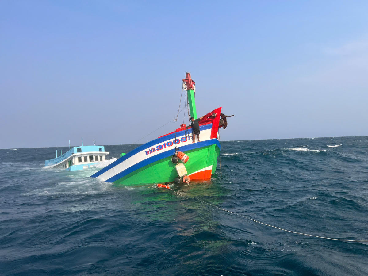 Tàu cá ĐNa 91009 TS bị chìm trên biển. Ảnh: CV.