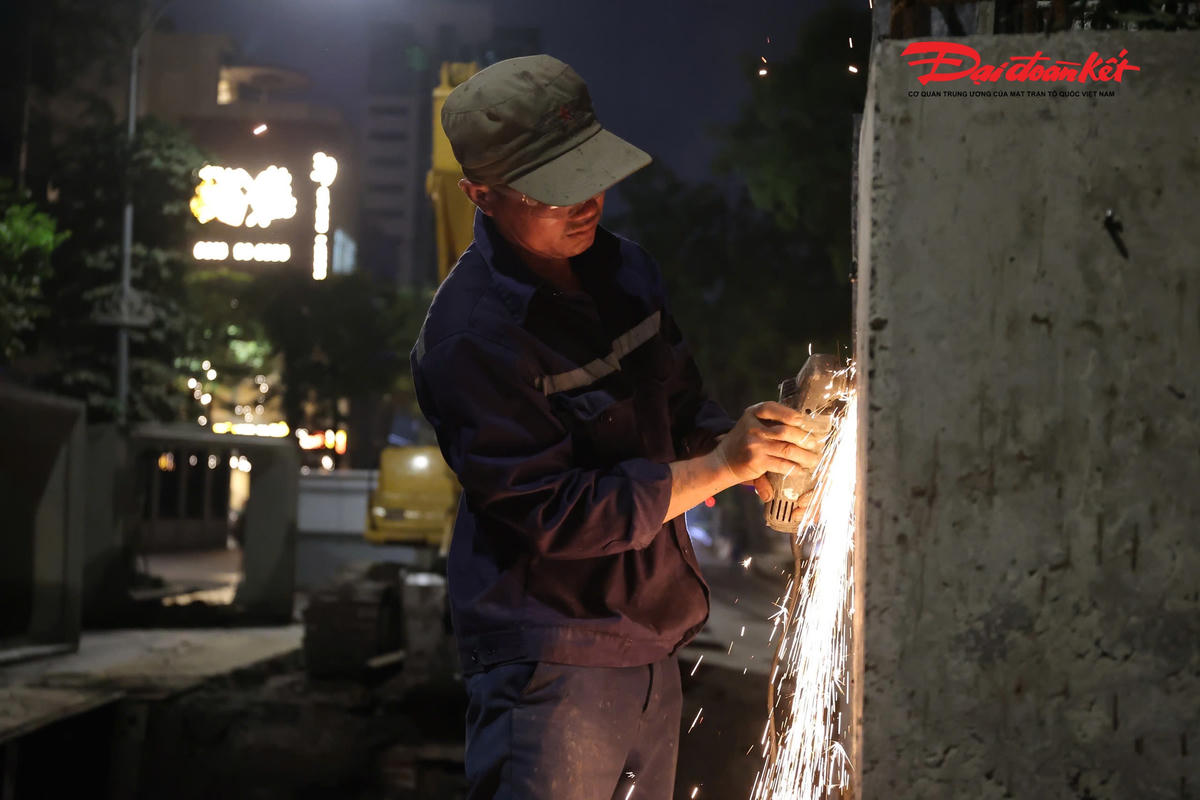 Chạy đua từng giờ “xóa ngập” phố cổ Hà Nội trước mùa mưa