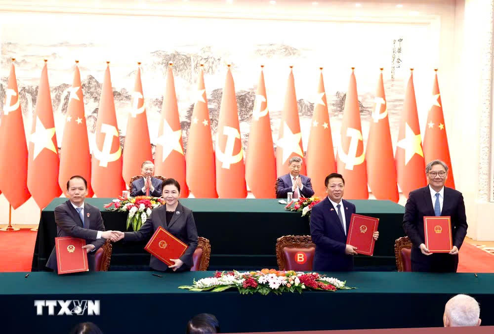 Lễ ký Bản ghi nhớ hợp tác giữa Bộ Tư pháp Việt Nam và Bộ Tư pháp Trung Quốc về tăng cường hợp tác trong lĩnh vực giải quyết tranh chấp dân sự, thương mại của cư dân biên giới và ký Giấy chứng nhận bàn giao hồ sơ kết quả dự án viện trợ Việt Nam lập báo cáo nghiên cứu khả thi tuyến đường sắt Lào Cai-Hà Nội-Hải Phòng giữa Bộ Xây dựng Việt Nam và Bộ Thương mại Trung Quốc. (Ảnh: Thống Nhất/TTXVN).