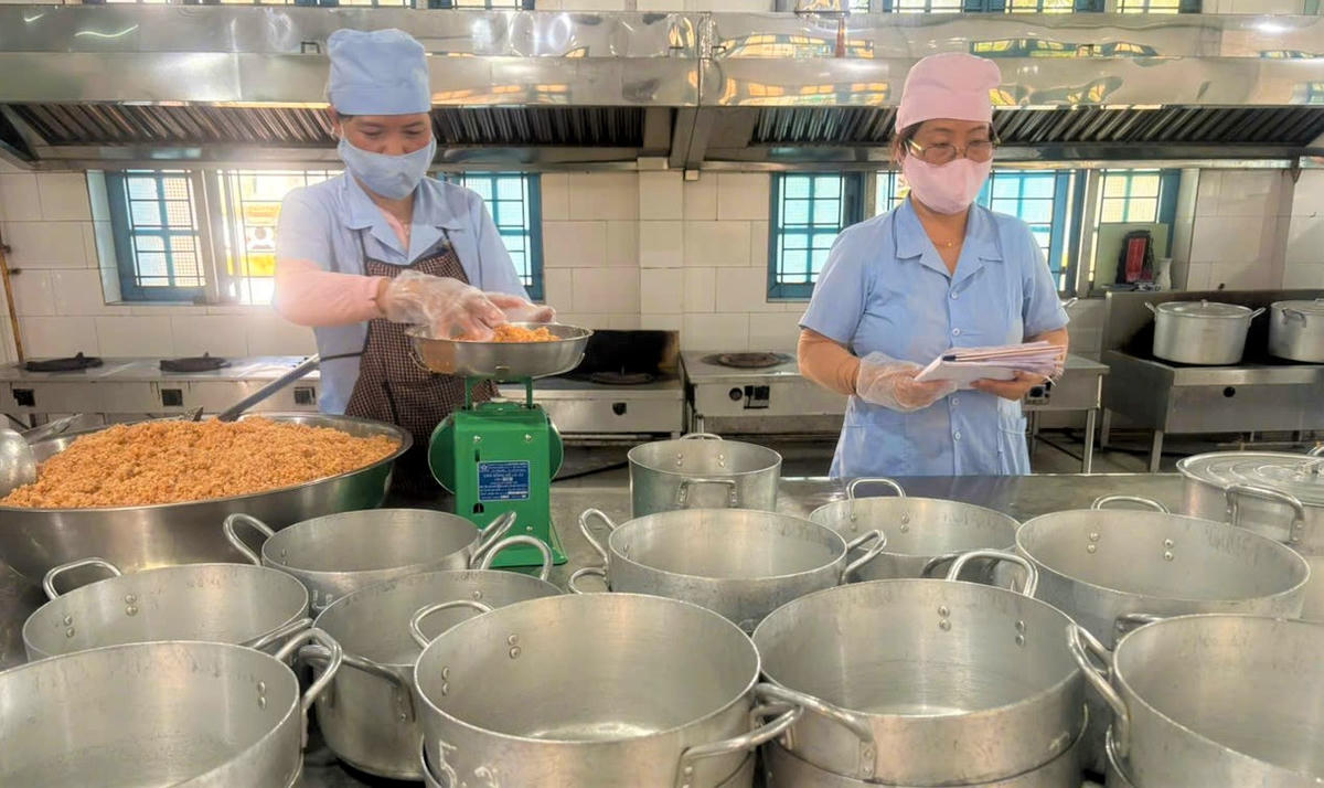 Đầu bếp chuẩn bị suất ăn cho học sinh bán trú. Ảnh: Đình Sang.