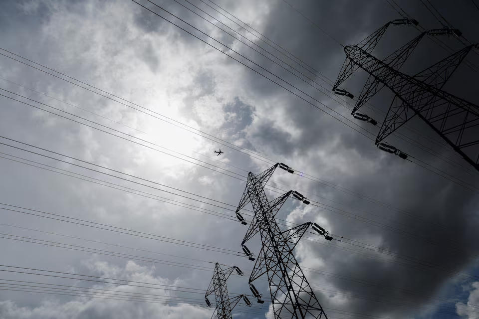 Cột truyền tải điện gần đường ray tàu cao tốc TGV ở Villebon-sur-Yvette, gần Paris, Pháp. Nguồn: Reuters.